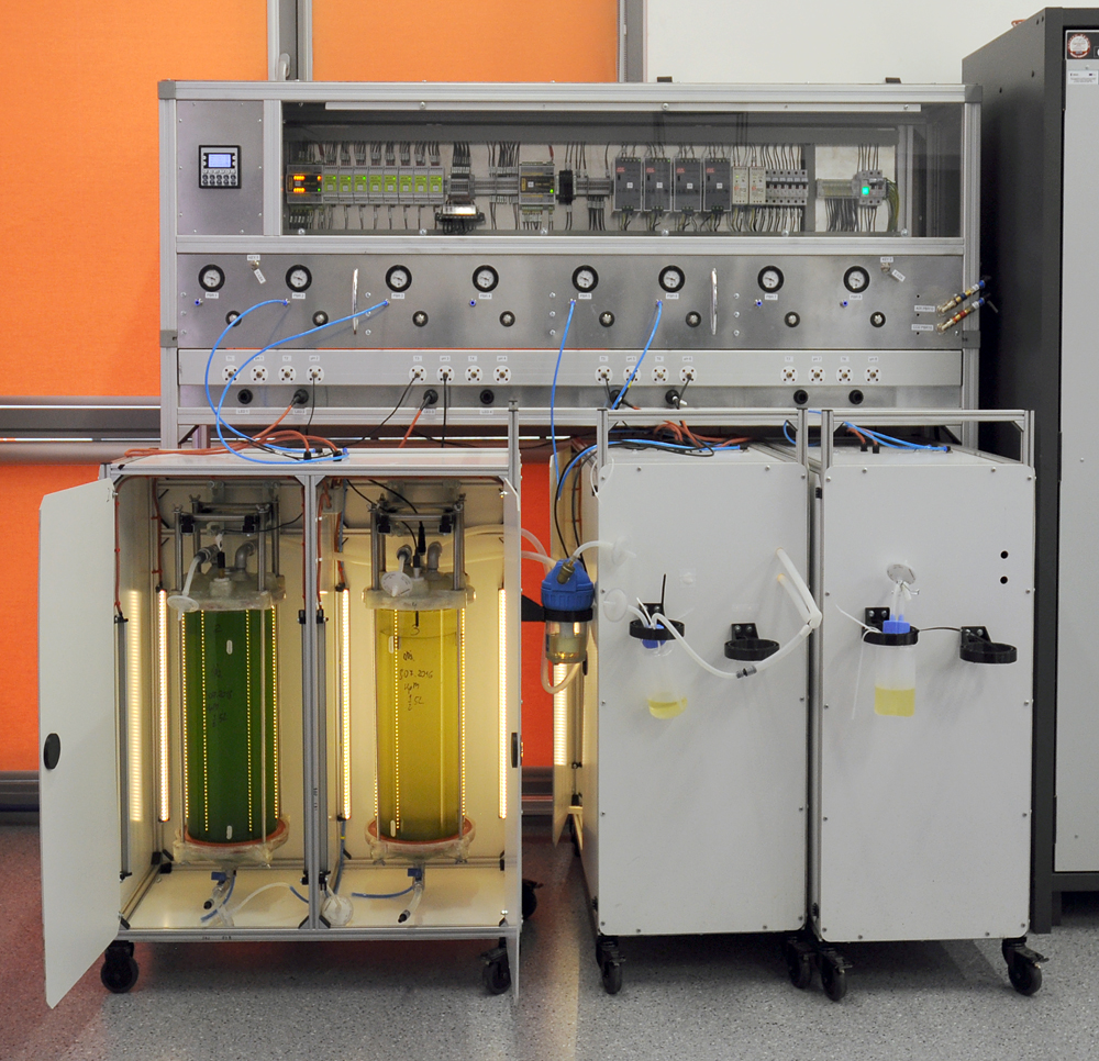 Hodowla mikroalg - Stanowisko badawcze do namnażania inokulum z ośmioma fotobioreaktorami pracującymi pod kontrolą sterownika PLC XLe firmy Horner APG