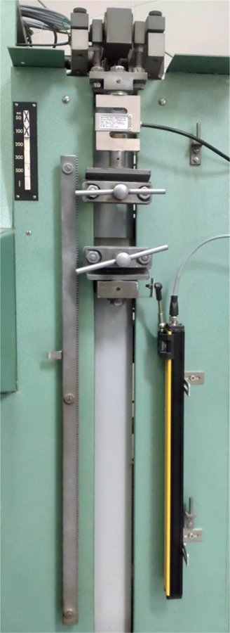 Czujnik pomiaru przesunięcia liniowego i czujnik tensometryczny zainstalowanie w maszynie wytrzymałościowej